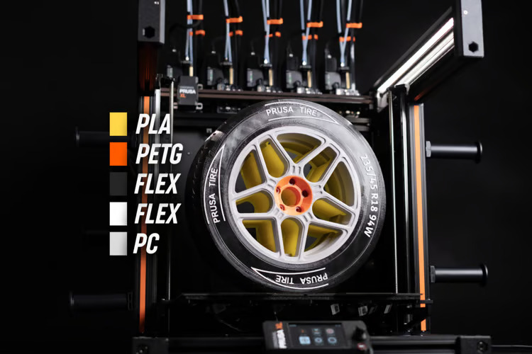 Impresora 3D Prusa XL con 5 cabezales y pieza multimaterial impresa